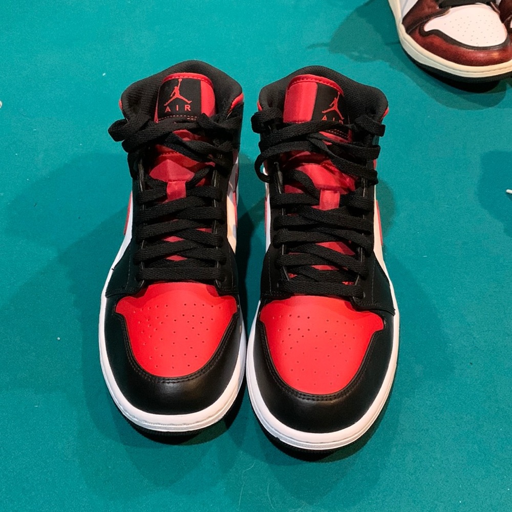 Jordan 1 mid Black/fire Red-white